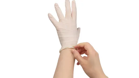 ไขข้อสงสัย สวมถุงมือยาง ออกนอกบ้าน ช่วยป้องกันติดโควิด-19 ได้จริงหรือ