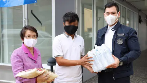 รุดช่วยพ่อลูกสอง "โจรจำเป็น" โควิดทำตกงาน ขโมยข้าว ยอมถูกจับ 