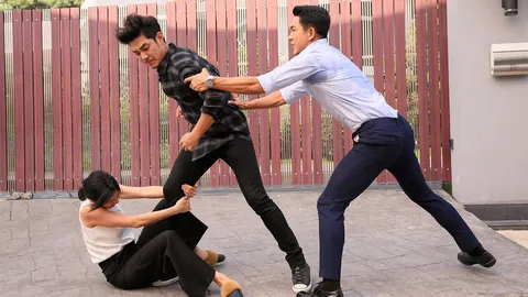 "อาร์ต-กอล์ฟ-คริส" ซัดกันนัว บู๊จัดหนักต่อยตบถีบมาครบใน "เนื้อใน"