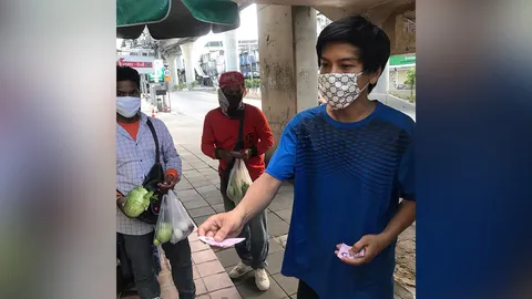 ชื่นชม หนุ่มปิดทองหลังพระ เดินแจกเงินให้คนละ 500 ทำดีโดยไม่หวังชื่อเสียง