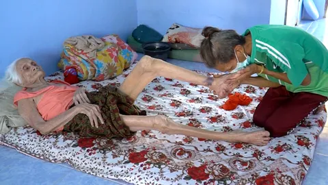 ลูกอุ้มแม่พิการวัย 92 มาตั้งต้นชีวิตใหม่ หลังโดนพี่เขยไล่ออกจากบ้านตัวเอง