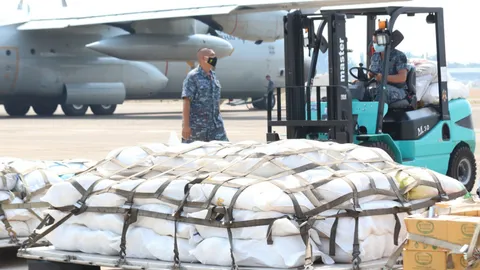 มาแล้ว ซี 130 ทอ. ขนข้าวชาวนายโสธร 9 ตัน แลกปลาชาวเลภูเก็ต 