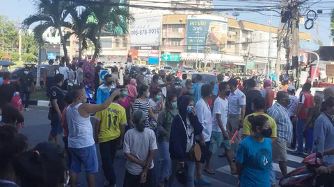 วัยรุ่นภูเก็ตแจกถุงยังชีพผู้เดือดร้อนโควิด คนแห่รับแน่นวงเวียนหอนาฬิกา