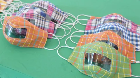 ผลิตหน้ากากผ้าใสให้คนหูหนวก เพื่อลดความเสี่ยงการแพร่ระบาดของโควิด-19