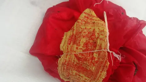 พระครูทำพิธีดึงวิญญาณในห่อผ้าแดงกลับวัด คาดคนทำคุณไสยเอามาทิ้งไว้ (คลิป)