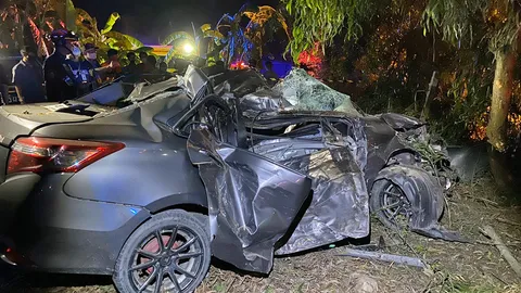 เก๋งกลัว "เคอร์ฟิว" ซิ่งชนต้นไม้ เจ็บ 1 ดับ 1 หัวขาดครึ่งสยอง