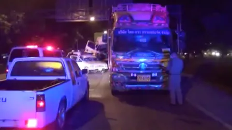 หกล้อพุ่งอัดท้ายรถพ่วง 22 ล้อจอดเสียริมถนนที่ อ.เกาะจันทร์ ตาย 1 เจ็บ 2