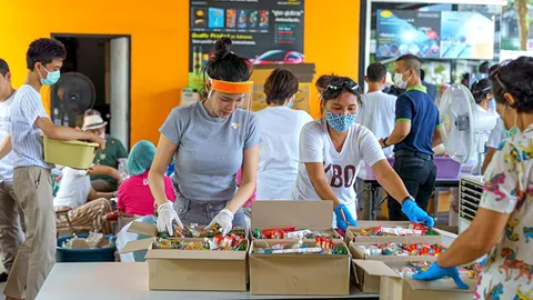 “โบวี่-ปาย-มะลิ” ชวนกันทำดี แท็กทีมแพ็กกล่องยังชีพช่วยเหลือ “ชาวบ้าน”