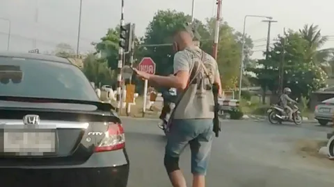 พบ ชายหัวเกรียน สะพายปืน อ้างเป็นตำรวจ ข่มขู่รถที่ขับตามมาข้างหลัง