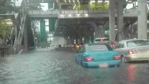 ฝนถล่มทั่วกรุงเทพฯ ถนนพหลโยธินระดับน้ำท่วมขังสูง จราจรติดขัด