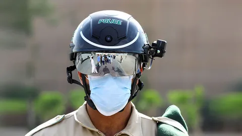 ตำรวจดูไบมีตัวช่วย ใส่หมวกกันน็อกไฮเทควัดไข้สกัดโควิด-19