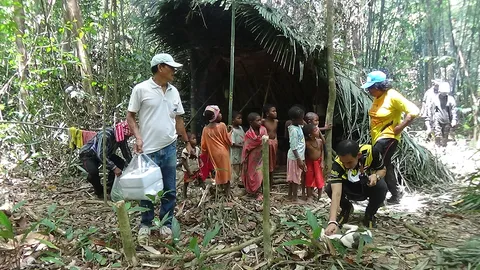 คนใจดีนำอาหารไปช่วยชาวมันนิ หลังหนีเข้าป่าลึกที่สตูล เพราะกลัวโควิด-19