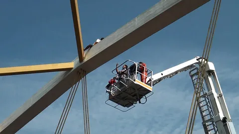 หนุ่มกรุงเก่าปีนสะพานหวังกระโดด ปมเครียดโรงเผาอิฐ จนเมียป่วยหนักแถมตกงาน (คลิป)