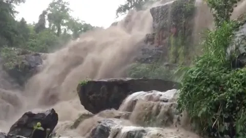 น้ำป่าดอยอินทนนท์เริ่มไหลรุนแรง หลังฝนกระหน่ำวานนี้ ชาวบ้านผวาทั้งคืน