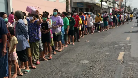 ห้างดังยโสธร แจกไข่ไก่ ปลาดุก สู้โควิด คนต่อแถวรับยาวเหยียด 