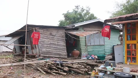 ชาวบ้านเรือนแพที่ อ.ชุมแสง แขวนเสื้อแดงหน้าบ้าน เชื่อจะช่วยไล่โควิด-19