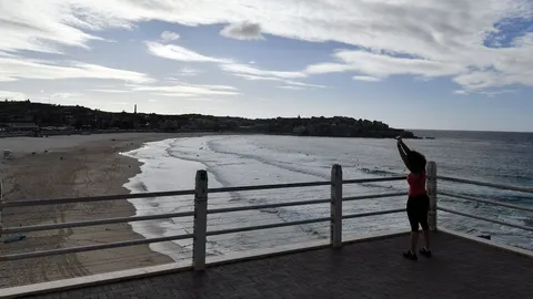 ออสเตรเลียเปิดหาดบอนไดให้ประชาชนลงเล่นน้ำเป็นครั้งแรกในรอบเดือน