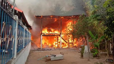 ไฟไหม้บ้าน พบยาย 83 ถูกไฟคลอก ลากออกมาได้ทันแต่อาการสาหัส 