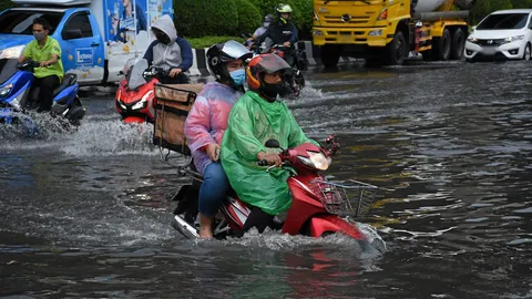 กทม.เจอฝนท่วมทันที วิภาวดีรังสิตจม เสาไฟต้นไม้ล้ม