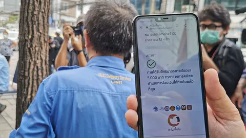 รอเงินเราไม่ทิ้งกัน 5 พันมา 32 วัน ลุงแท็กซี่สุดทน ปีนรั้วขอพบ อุตตม 