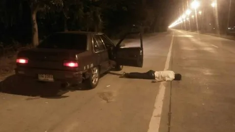 ไม่รอปลดล็อก หนุ่มขายประกันเมาหนัก จอดนอนหลับกลางถนน