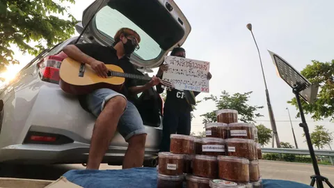 สองหนุ่มนักดนตรีตกงาน จอดรถเปิดท้ายขายน้ำพริก หาเลี้ยงลูกเมีย   