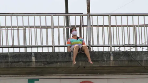 ระทึกวันแรงงาน สาวโรงงานป่วย โดนให้ออก ปีนจะโดดสะพานลอย  