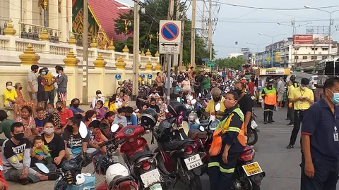 กุข่าว "เสี่ยโป้" แจกเงิน คนแห่ทะลักเข้าคิวตี 4 แน่นหน้าวัดดอนเมือง