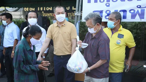 "ชวน-เฉลิมชัย" ลุยแจกอาหารช่วยชาวบ้านบรรเทาทุกข์ สู้ภัยโควิด-19