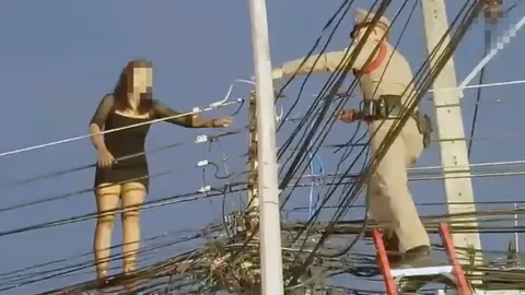 ระทึก สาวรุ่นเมาหลอน ปีนเสา ไต่สายไฟกลางเมืองอุดรฯ ตร.กล่อม 2 ชม.