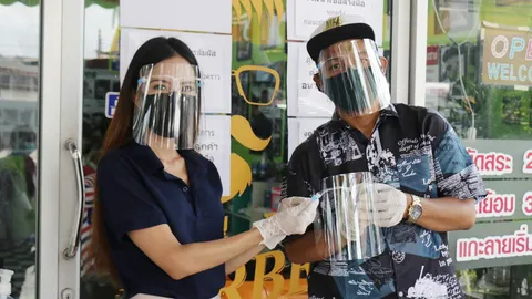 ผ่อนปรนวันแรก อดีตผู้สมัคร ส.ส.พปชร. ลุยแจก face shield ร้านตัดผม