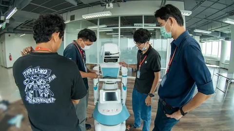 พระราชทานชื่อ “มดบริรักษ์” หุ่นยนต์ มจธ.สู้โควิด-19