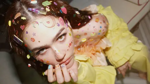 ซุบซิบกับหมวยแซบ : ผู้นำเทรนด์แฟชั่นใหม่ๆ "ชมพู่ อารยา" นำสติกเกอร์มาติดทั่วใบหน้าและลำคอ