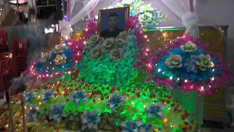 พ่อแม่สุดเสียใจลูกชายวัย 18 ปิดห้องลาโลก เขียนสัญลักษณ์ลูซิเฟอร์ที่พื้น