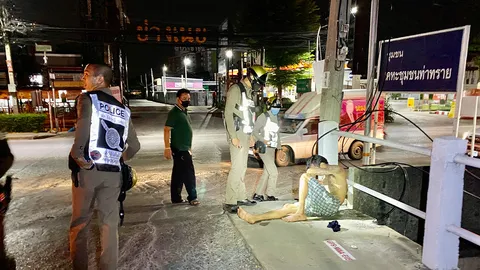 ฝ่าเคอร์ฟิว เจอสายตรวจ สภ.รัตนาธิเบศร์ ทิ้ง จยย.โดดลงคลองประปา ไม่รอด