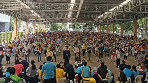 มาแต่เช้ามืด ประชาชนรอคิวร้องทุกข์เงินเยียวยา 5,000 แน่นกรมประชาสัมพันธ์