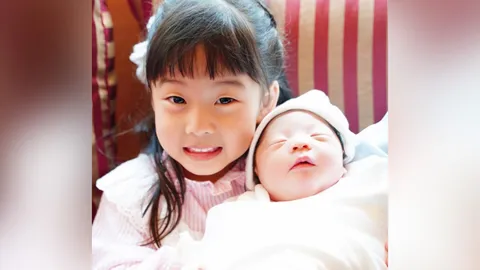 ภาพน่ารัก พี่เป่าเปา อุ้ม น้องเป่าเป้ย์ หลังรอเจอหน้ามานาน