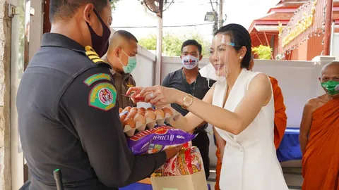 ตร.-เทศกิจ อิ่มท้องรับของช่วยโควิด 'คุณโอบอุ้ม' มอบน้ำใจ ห่วงใย จนท. 