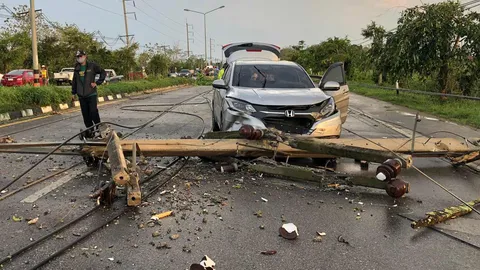 เตือนพายุถล่มถึง 13 พ.ค สาวเชียงรายหวิดดับ เสาไฟล้มเกือบทับรถ