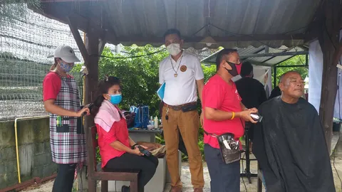 สายัณห์ ขานรับนโยบาย "บิ๊กป้อม" ปรับพื้นที่บ้าน เป็นที่ตัดผมฟรีช่วย ปชช.