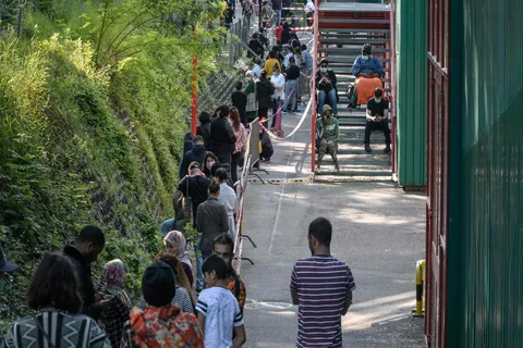 พิษโควิด-19 ทำชาวเมืองเจนีวาต่อแถวยาวรอรับอาหารแจกฟรี