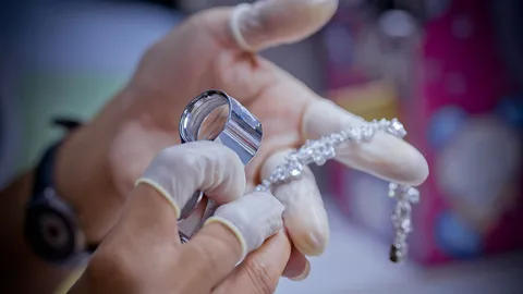 โรงรับจำนำต่อคิวเรียนส่องเพชร-พลอย รับกระแสคนไทยกระเป๋าฉีกแห่ขนมาตึ๊ง