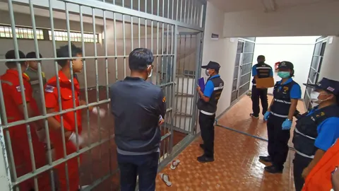 หนุ่มใหญ่เครียดถูกจับคดียาบ้า ใช้เสื้อผูกลูกกรงห้อยคอตัวเองดับ