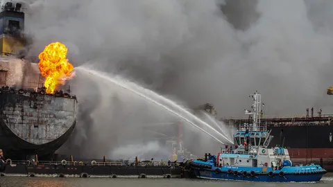 ระทึกอินโดฯ เรือบรรทุกน้ำมันระเบิดไฟไหม้ เจ็บ 22 สูญหายอีกอื้อ (คลิป)