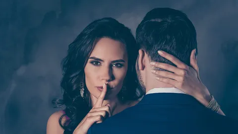 เปิดฟ้าภาษาโลก : He is dark-complexioned.