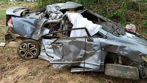 ลูกชายช็อก พ่อแม่เข้าเมืองไปซื้อของ รถชนต้นไม้ ตายคู่ 2 ศพ