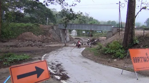 ฝนตกทำน้ำป่าดอยขุนตาล โคลนไหลปิดทางเข้าหมู่บ้านปางปงปางทราย รถผ่านไม่ได้