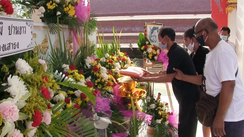 เผาแล้วป้าเหยื่อขนมจีบมรณะ ญาติประคองสามีวางดอกไม้จันทน์ลาครั้งสุดท้าย