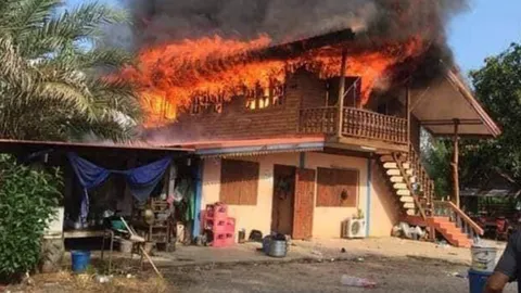 ไฟช็อตลามเร็ว เจ้าของบ้านนั่งอยู่ยังดับไม่ทัน ไหม้วอดทั้งหลัง 