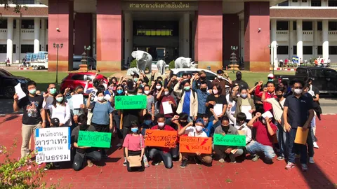 ลูกจ้าง รร.ดังเชียงใหม่กว่าร้อยประท้วงหน้าศาลากลางฯ ร้องไม่ได้เงินเดือน
